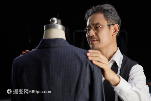 中年服裝設計師調整服裝版型